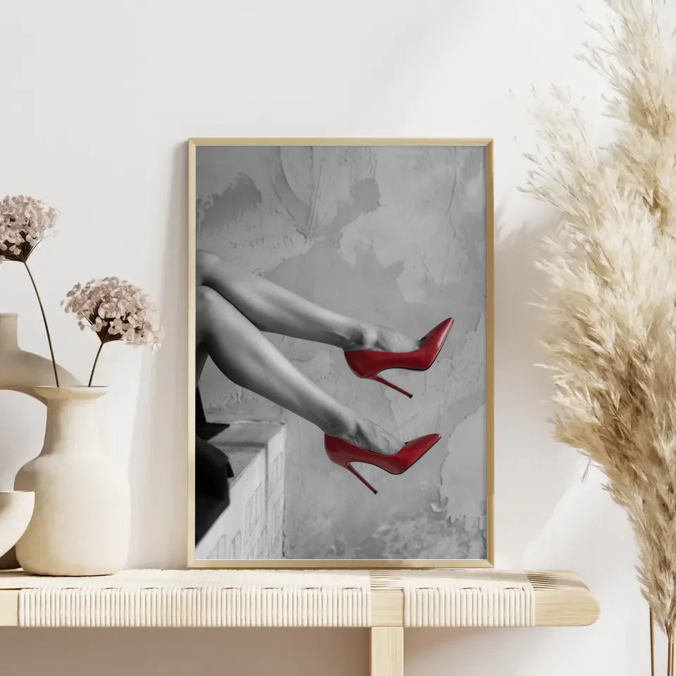 Poster mit Frau in roten Schuhen an Wand 4