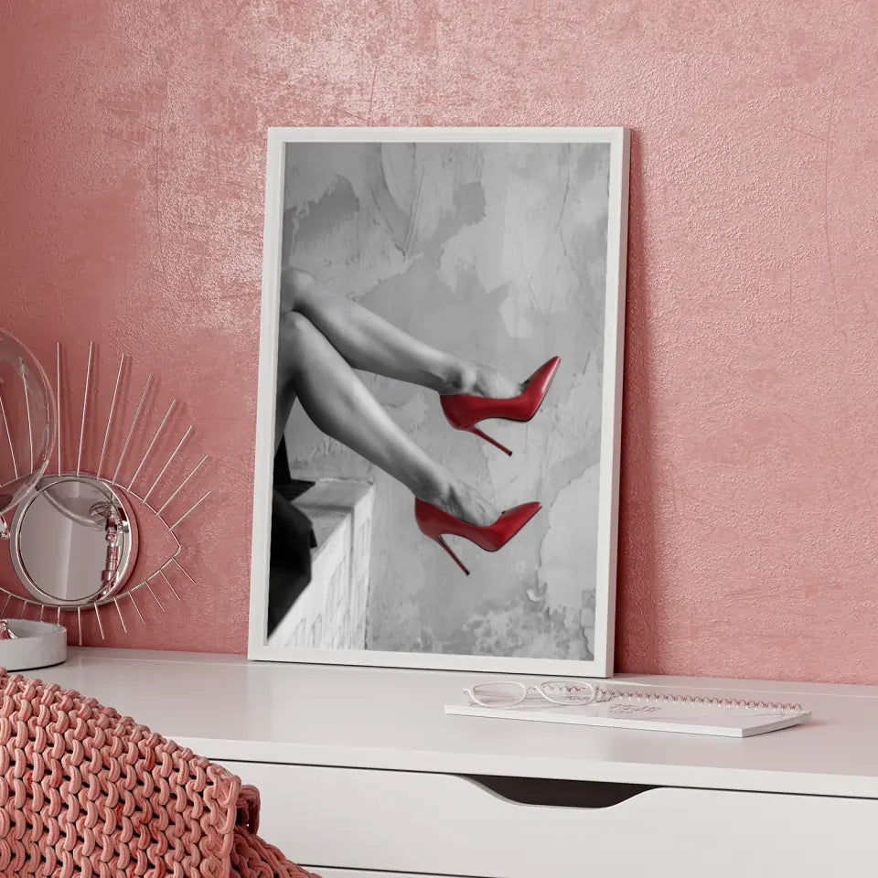Poster mit Frau in roten Schuhen an Wand 5
