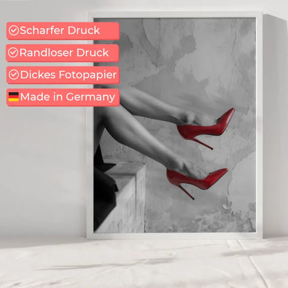 Poster mit Frau in roten Schuhen an Wand 6