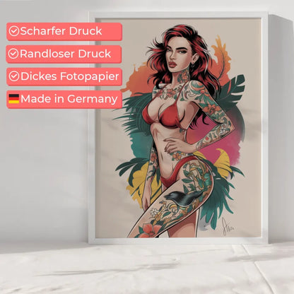 Poster mit atemberaubender Frau im roten Bikini und einzigartigem Tattoo