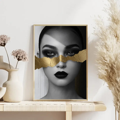 Monochromes Poster mit faszinierendem Gesicht in Schwarz-Gold-Tönen 4