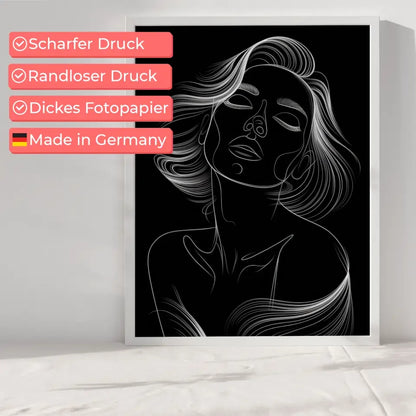 Monochromes Poster einer entspannten Frau im Kontrast Schwarz Weiß 6