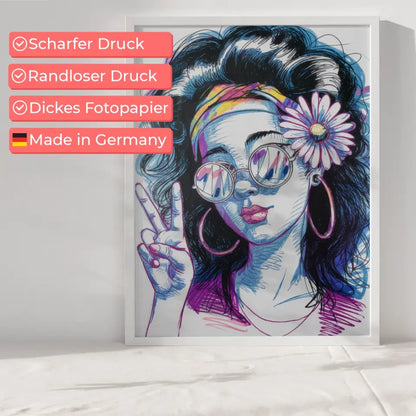 Poster der jungen Frau mit Sonnenbrille und buntem Stirnband in Blau und Lila