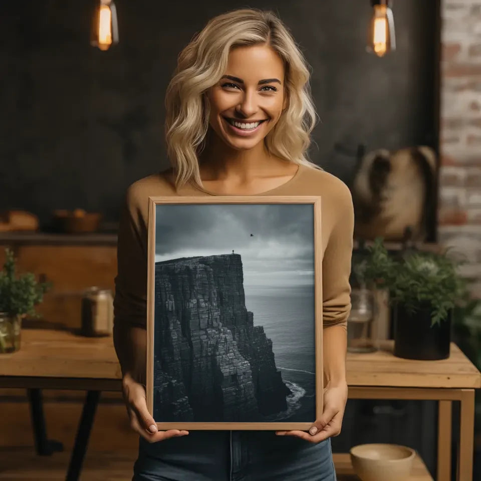 Poster von felsiger Klippe mit einsamer Gestalt und stimmungsvollem Himmel