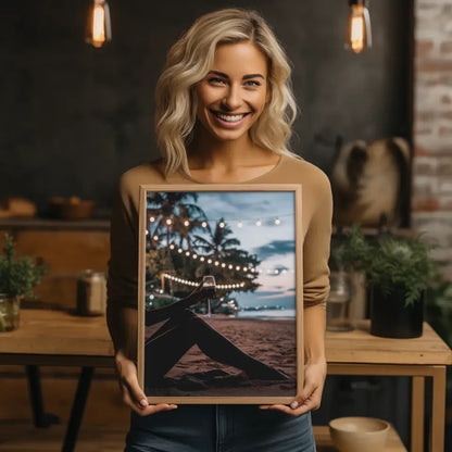 romantisches poster einer frau am strand mit abenddammerung und wein 2