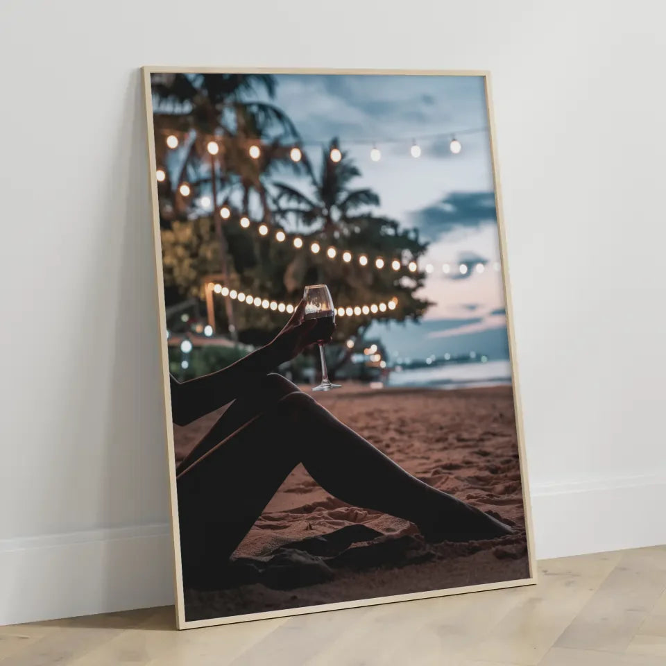 romantisches poster einer frau am strand mit abenddammerung und wein 3