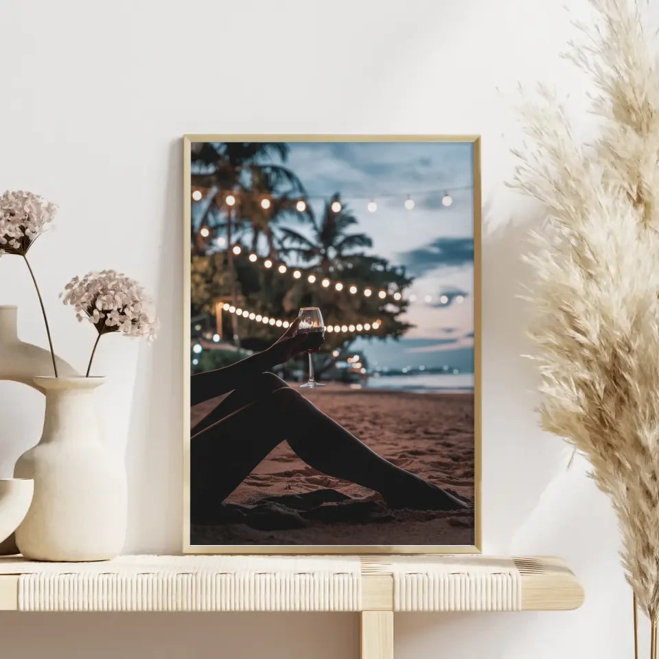 Romantisches Poster einer Frau am Strand mit Abenddämmerung und Wein