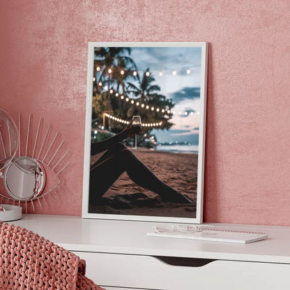 romantisches poster einer frau am strand mit abenddammerung und wein 5