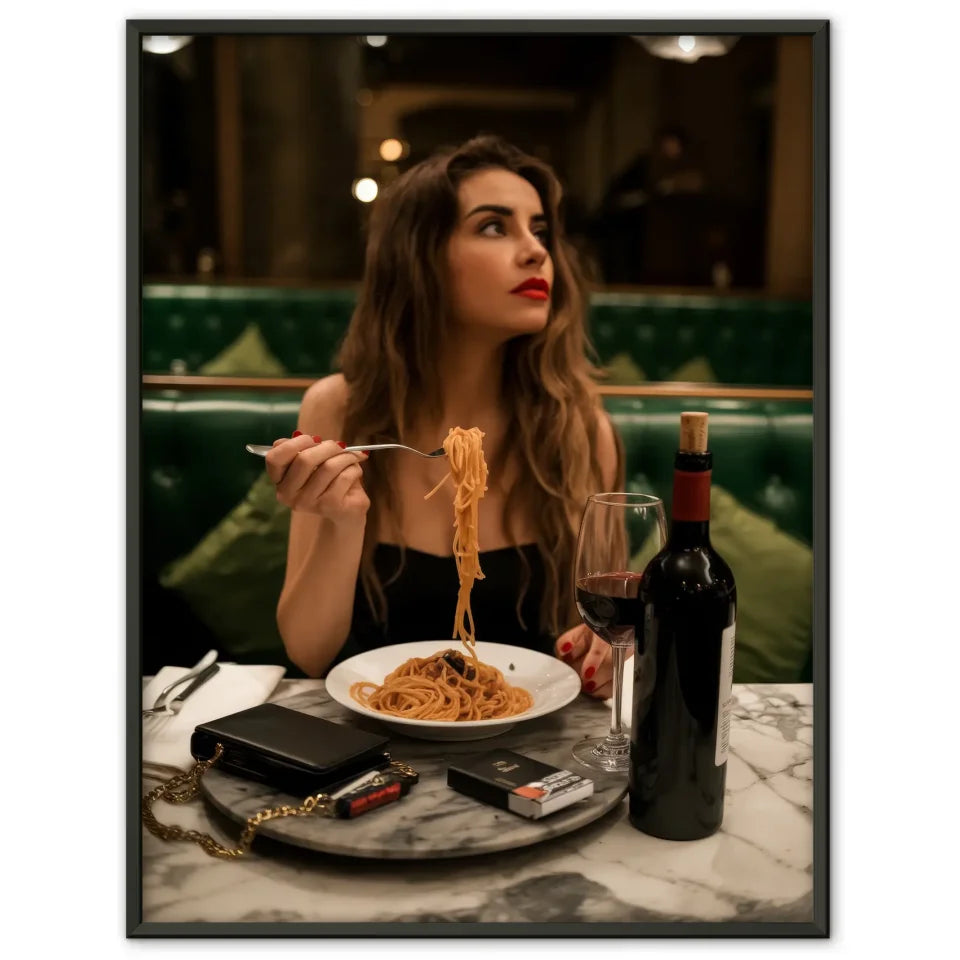 Elegantes Poster einer Frau im Restaurant mit Spaghetti und Rotwein 1
