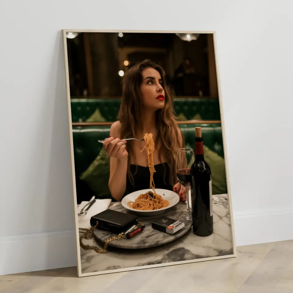 Elegantes Poster einer Frau im Restaurant mit Spaghetti und Rotwein 3