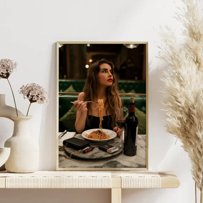 Elegantes Poster einer Frau im Restaurant mit Spaghetti und Rotwein 4