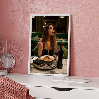 Elegantes Poster einer Frau im Restaurant mit Spaghetti und Rotwein 5
