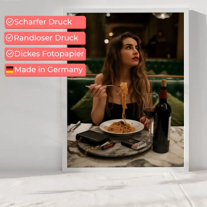 Elegantes Poster einer Frau im Restaurant mit Spaghetti und Rotwein 6