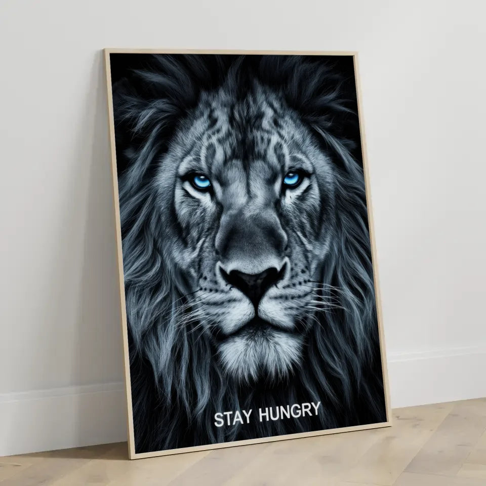 Motivierendes Poster Löwengesicht mit blauem Schimmer und STAY HUNGRY 3