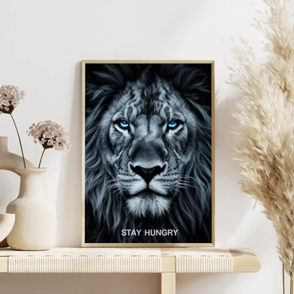 Motivierendes Poster Löwengesicht mit blauem Schimmer und STAY HUNGRY 4