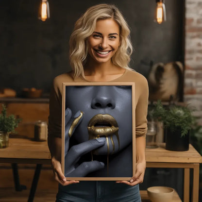 Poster mit goldenen Tropfen und grauem Gesicht 2