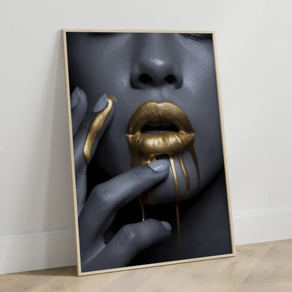 Poster mit goldenen Tropfen und grauem Gesicht 3