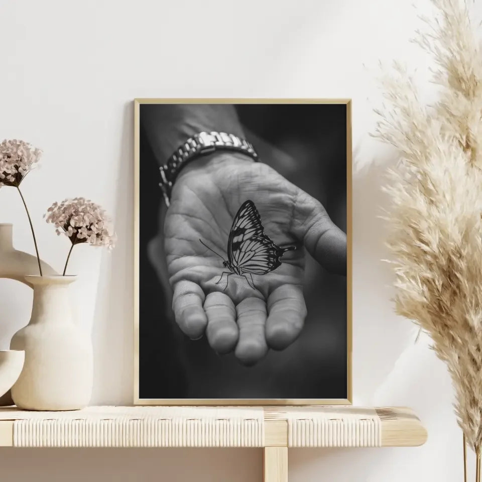 Poster von Schmetterling in Hand mit Details