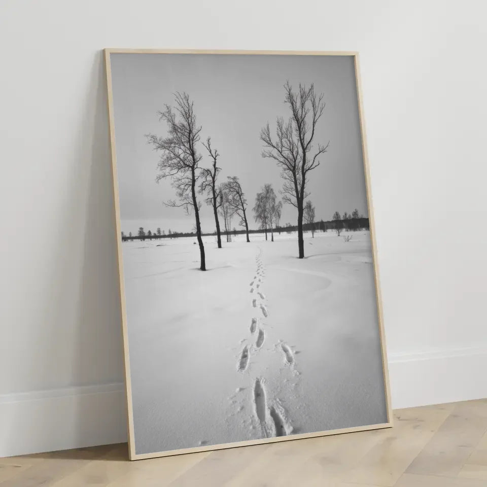 Winterlandschaft Poster mit kahlen Bäumen und Fußabdruck im Schnee