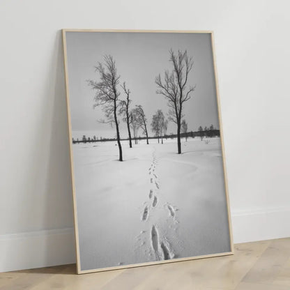 Winterlandschaft Poster mit kahlen Bäumen und Fußabdruck im Schnee