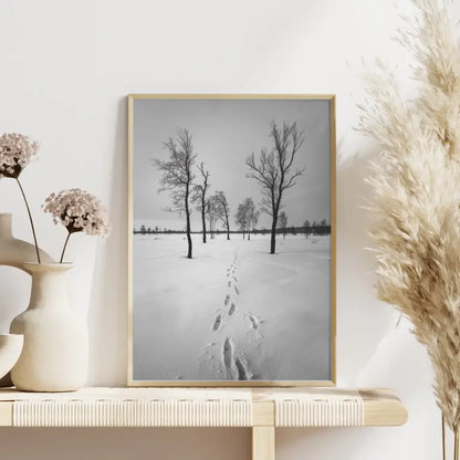 Winterlandschaft Poster mit kahlen Bäumen und Fußabdruck im Schnee