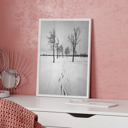 Winterlandschaft Poster mit kahlen Bäumen und Fußabdruck im Schnee