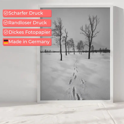 Winterlandschaft Poster mit kahlen Bäumen und Fußabdruck im Schnee