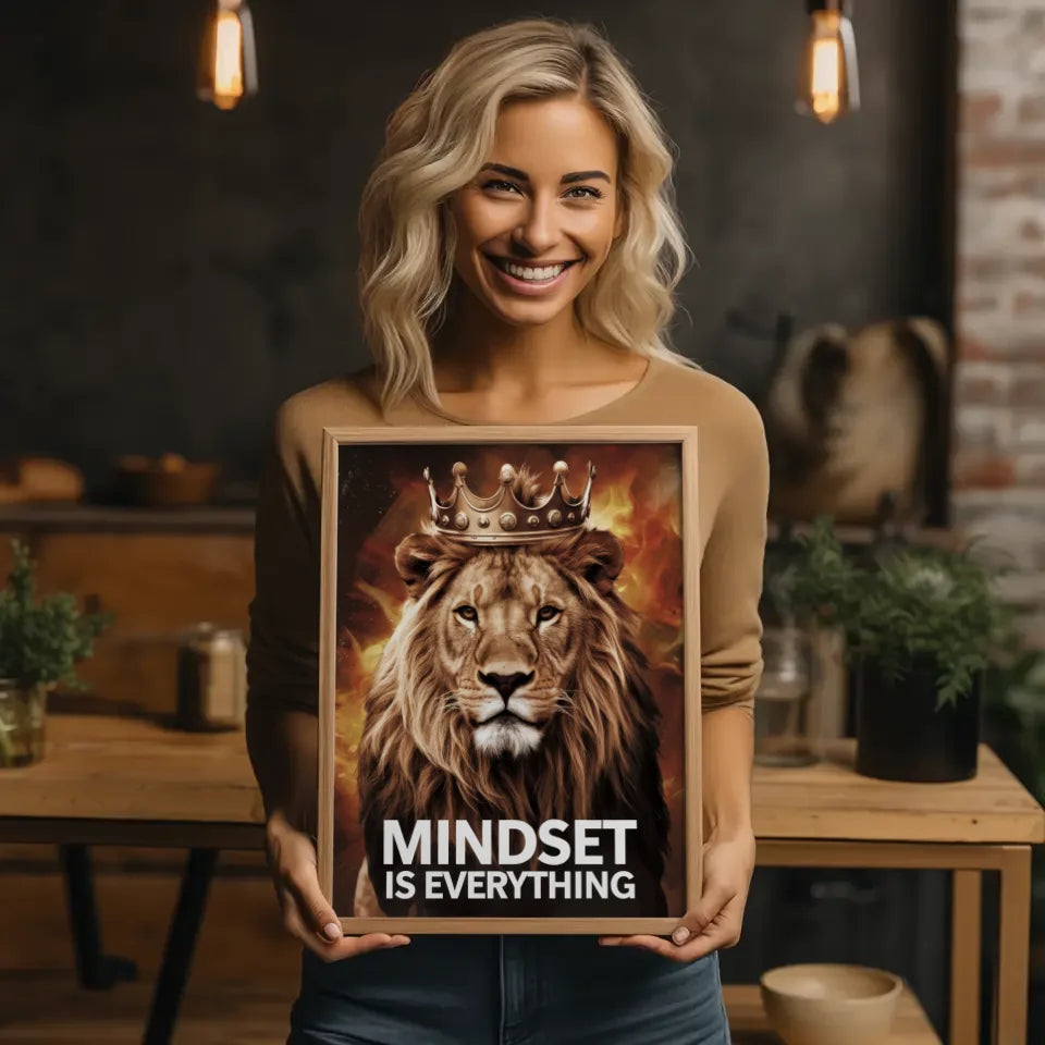 Majestätischer Löwe Poster mit Krone und feurigem Hintergrund 2