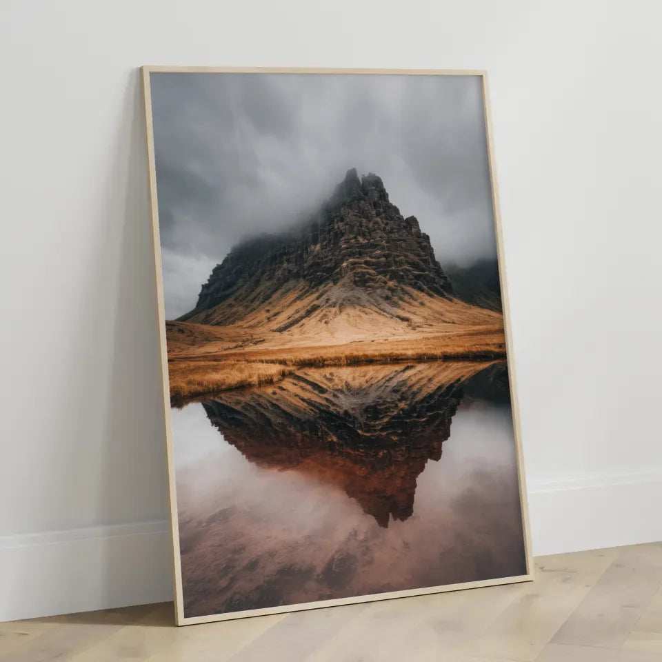 Majestätischer Poster mit Felsformation und Nebel 3