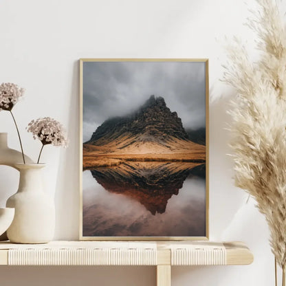 Majestätischer Poster mit Felsformation und Nebel 4