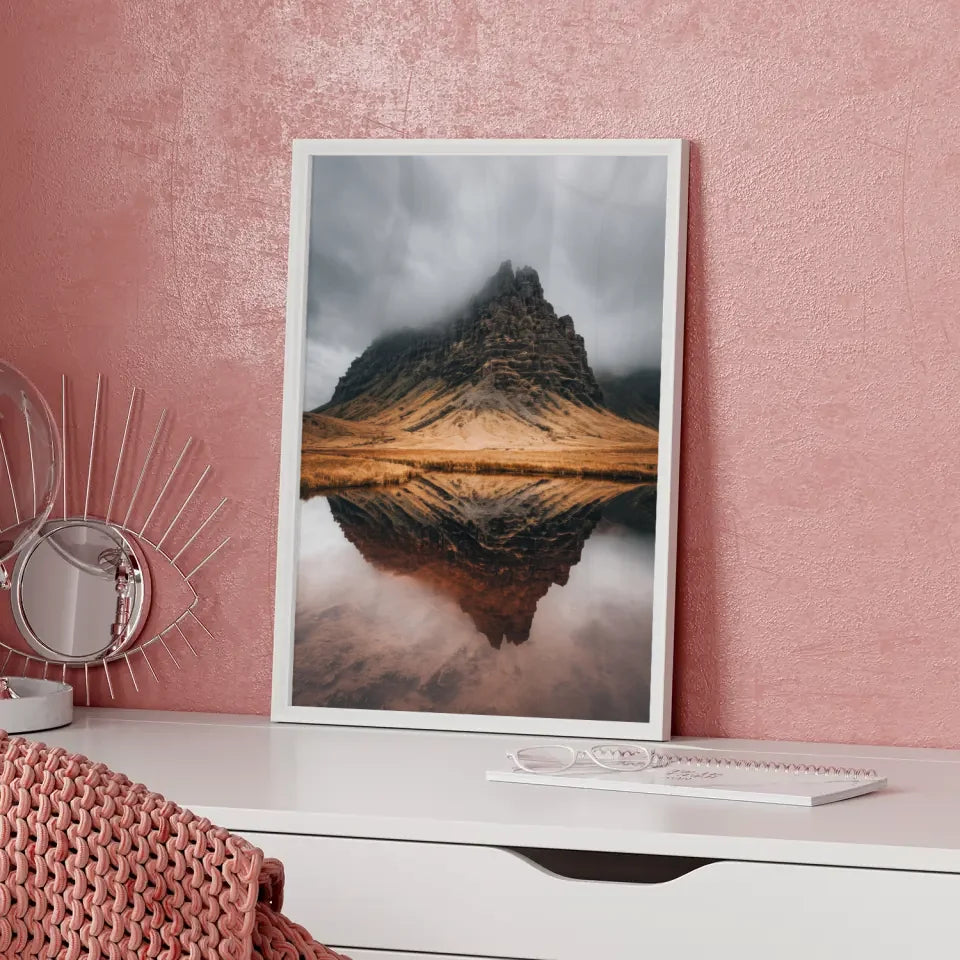 Majestätischer Poster mit Felsformation und Nebel 5