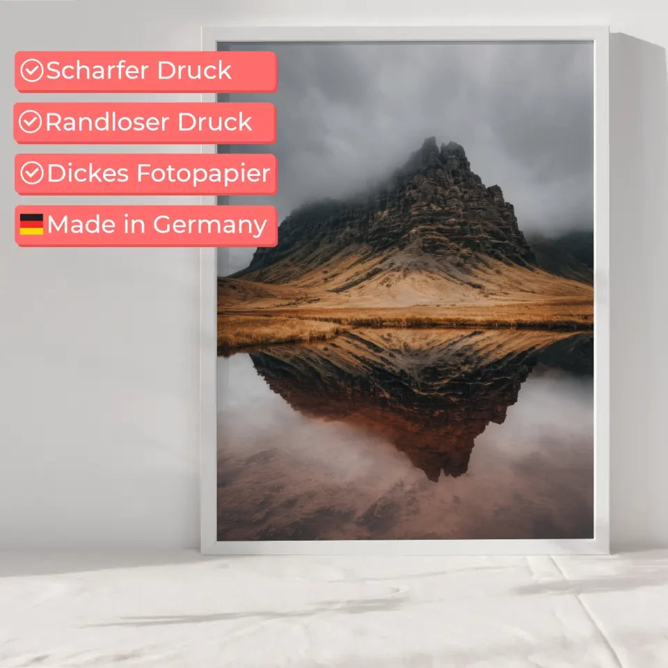 Majestätischer Poster mit Felsformation und Nebel 6