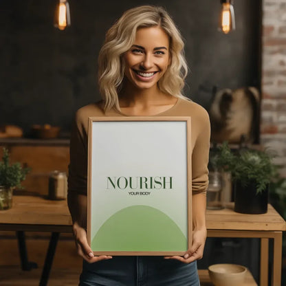 Minimalistisches Poster NOURISH mit grünem Hintergrund 2