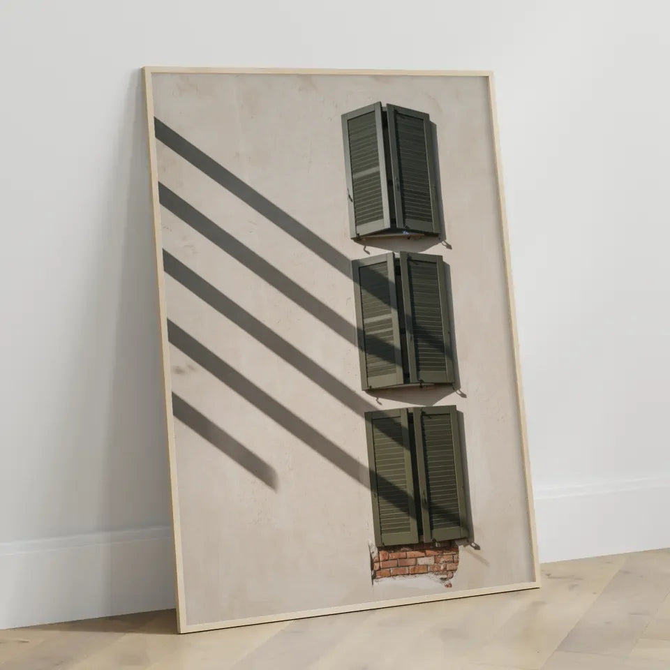 Minimalistisches Poster mit Fenstern im Beigeton und Charakter 3