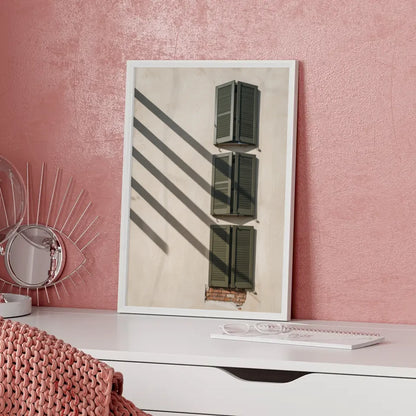 Minimalistisches Poster mit Fenstern im Beigeton und Charakter 5