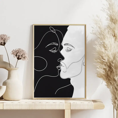 Minimalistisches Poster von küssenden Gesichtern in Black White 4