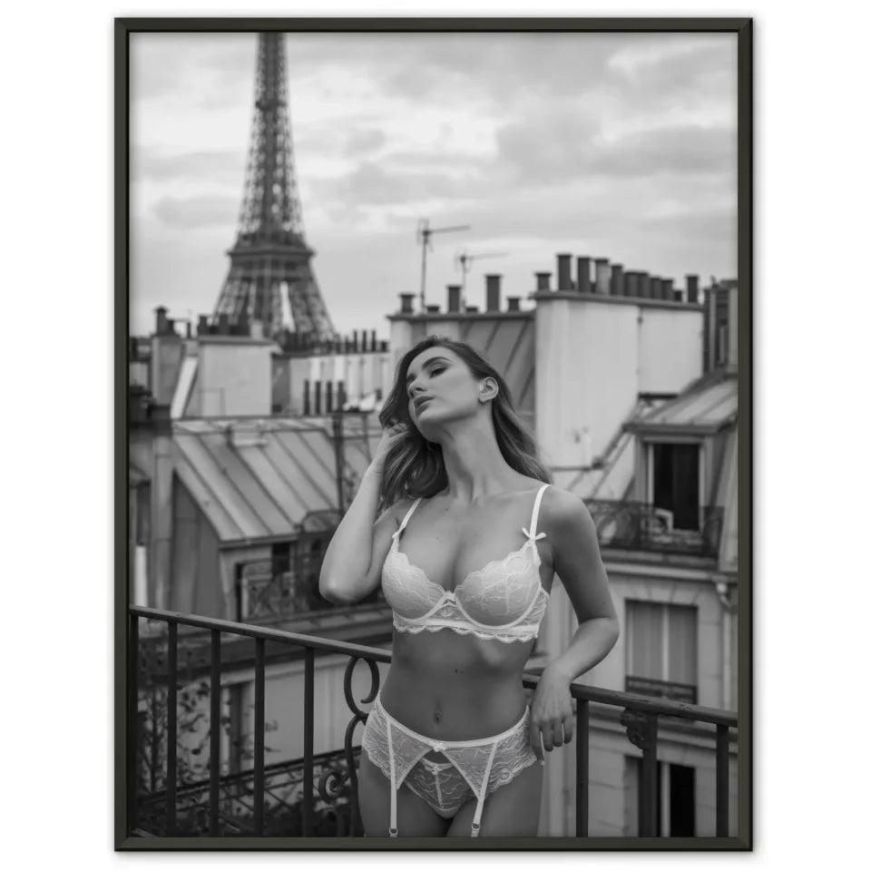 Monochromes Poster Frau in Dessous mit Eiffelturm Blick in Paris 1