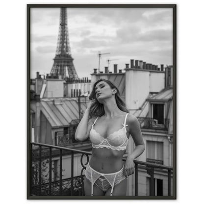 Monochromes Poster Frau in Dessous mit Eiffelturm Blick in Paris 1