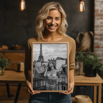 Monochromes Poster Frau in Dessous mit Eiffelturm Blick in Paris 2
