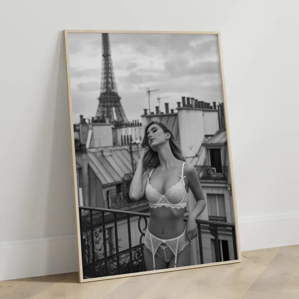 Monochromes Poster Frau in Dessous mit Eiffelturm Blick in Paris 3