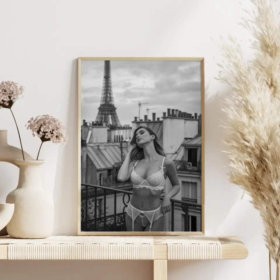 Monochromes Poster Frau in Dessous mit Eiffelturm Blick in Paris 4