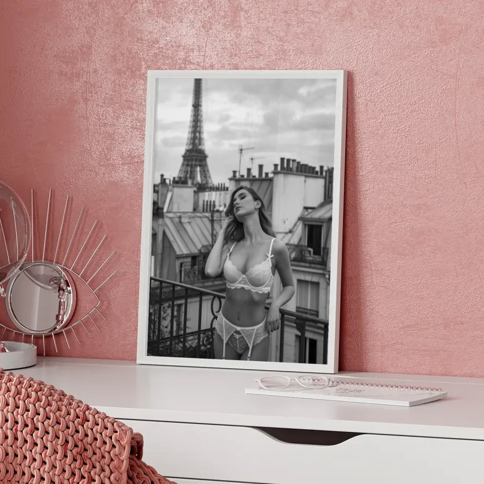 Monochromes Poster Frau in Dessous mit Eiffelturm Blick in Paris 5