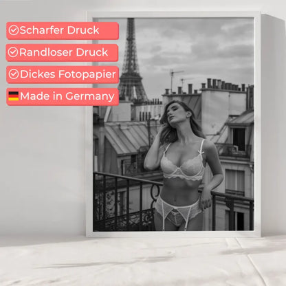 Monochromes Poster Frau in Dessous mit Eiffelturm Blick in Paris 6