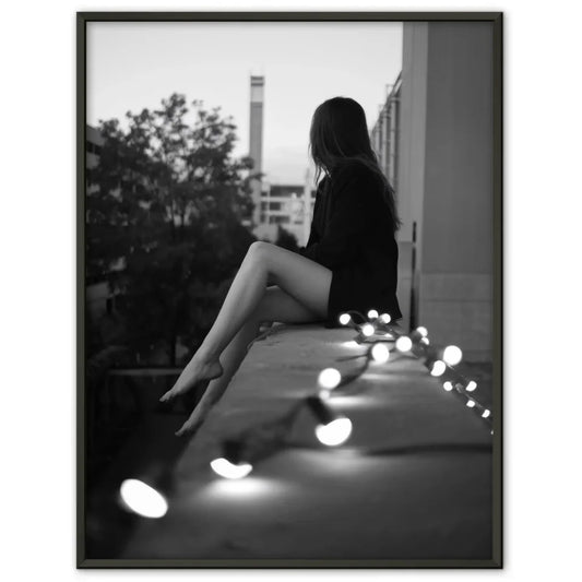 Monochromes Poster Frau auf Plattform in Stadt 1