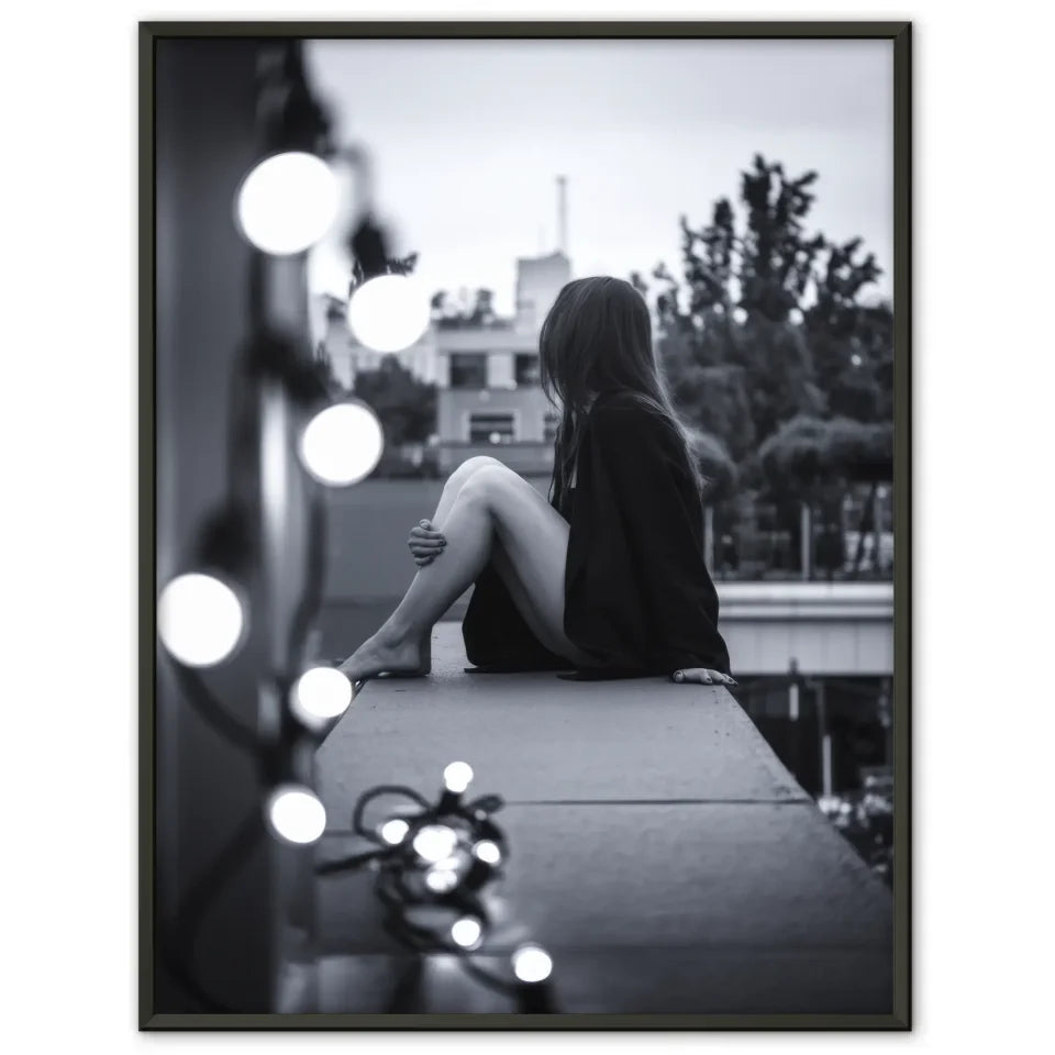Monochromes Poster einer nachdenklichen Frau über der Stadt mit Lichterkette 1