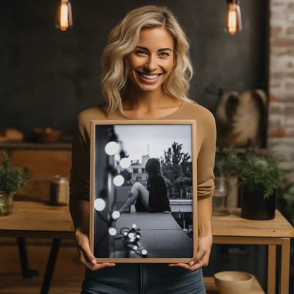 Monochromes Poster einer nachdenklichen Frau über der Stadt mit Lichterkette 2