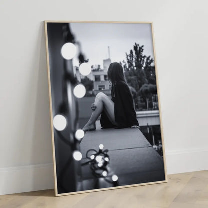 Monochromes Poster einer nachdenklichen Frau über der Stadt mit Lichterkette 3