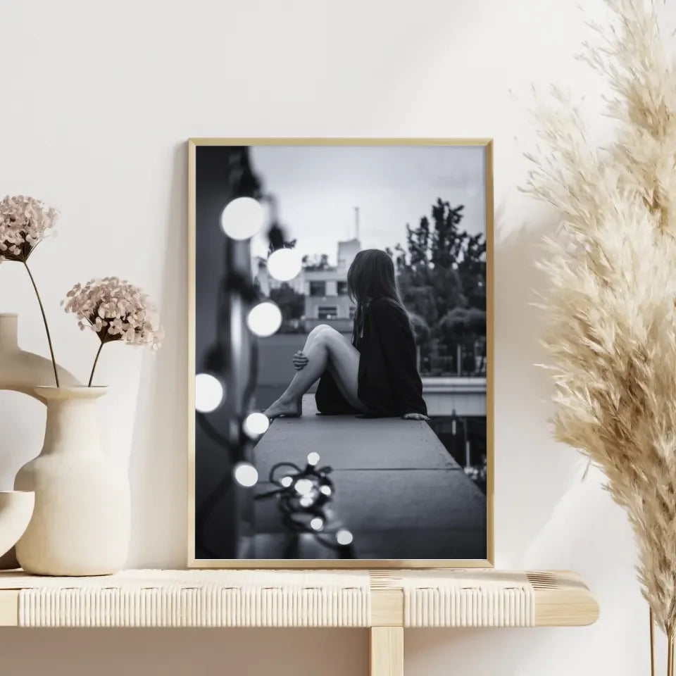 Monochromes Poster einer nachdenklichen Frau über der Stadt mit Lichterkette 4