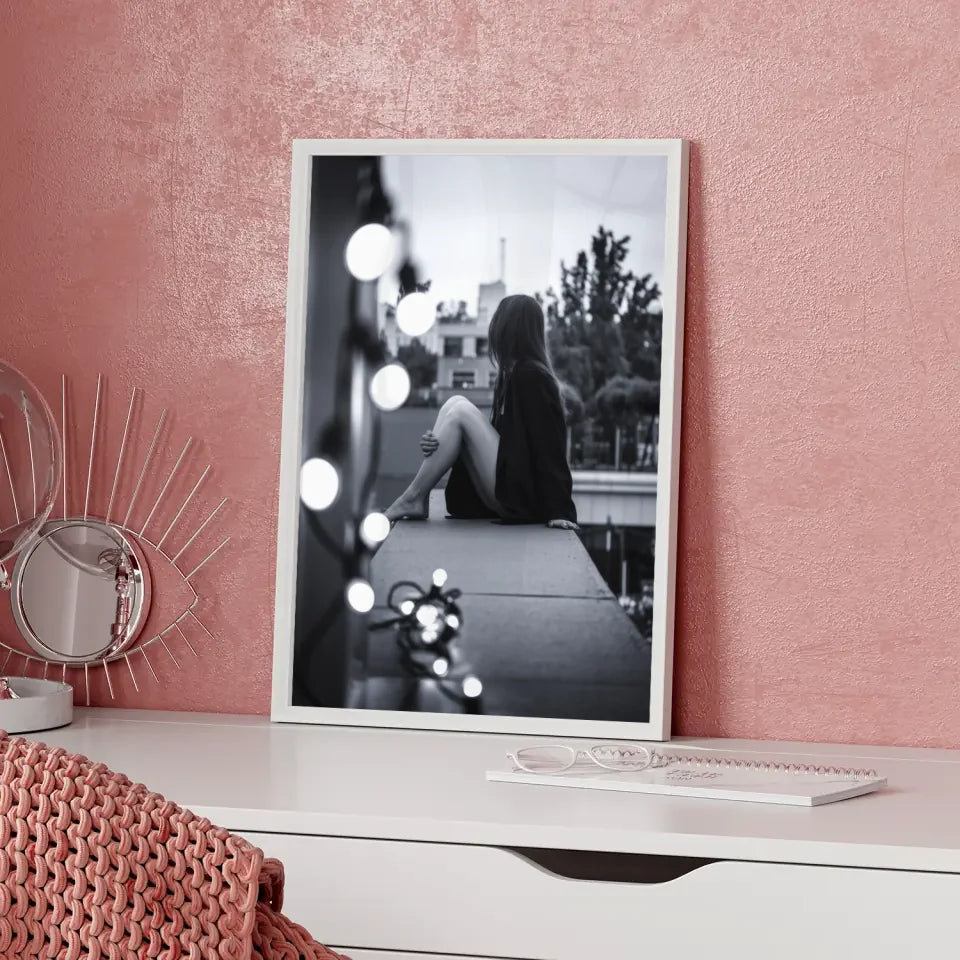 Monochromes Poster einer nachdenklichen Frau über der Stadt mit Lichterkette 5