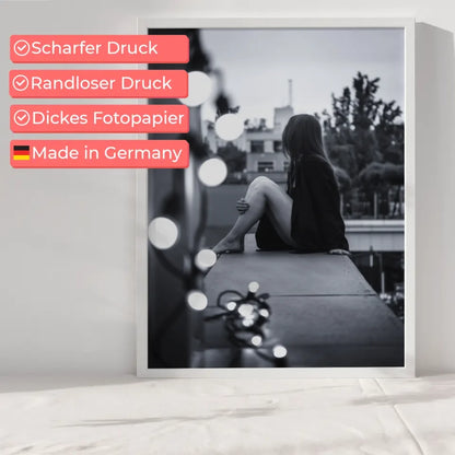 Monochromes Poster einer nachdenklichen Frau über der Stadt mit Lichterkette 6